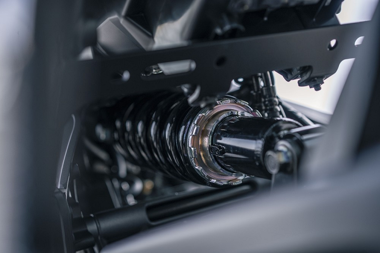 Tracer 9 có hệ thống hỗ trợ sang số nhanh 2 chiều để lên số và xuống số mà không cần dùng đến tay côn. Một cảm biến được gắn với cần số sẽ phát hiện chuyển động và ECU sẽ cắt tạm thời mô-men xoắn truyền tới động cơ để việc chuyển số, đặc biệt chuyển số giữa góc cua, liền mạch hơn, qua đó duy trì sự cân bằng và ổn định của khung xe. 