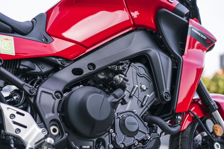 Động cơ CP3 890cc của Yamaha Tracer sẽ đáp ứng mọi yêu cầu của biker, nó vẫn mang thiết lập 3 xylanh với công nghệ trục khuỷu CP3, mang đến cho xe công suất 119 mã lực tại tua máy 10.000 vòng/phút và mômen xoắn cực đại 93 Nm tại tua máy 7.000 vòng/phút. Ngoài ra động cơ của xe cũng được cải tiến giúp giảm 1,7kg trọng lượng, nhờ đó, sẽ giúp cho người lái xử lý nhanh nhẹn cho mọi tình huống.