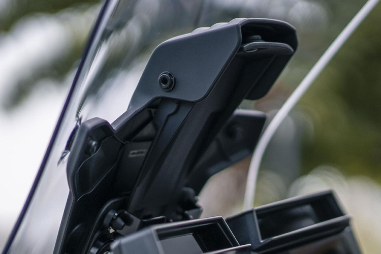 Tiếp đến là xe có chỗ để dễ dàng lắp bộ thùng cao cấp chính hãng, mỗi thùng có thể chứa một mũ bảo hiểm full-face, và để có cảm giác lái tự nhiên, các thùng được gắn vào một hệ thống trượt nổi hoàn toàn, khá tiện lợi cho các biker khi lắp ráp đồ đạc.