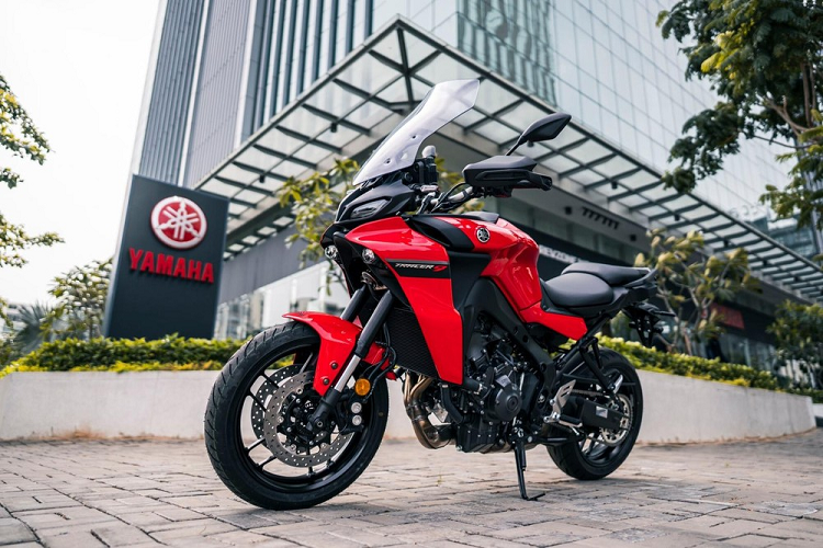 Thế giới Sport Touring đã có nhiều sự đổi mới khi Yamaha Tracer 9 2023 xuất hiện, mẫu xe có sự kết hợp giữa động cơ giàu mô-men xoắn và sự thoải mái vượt trội trên những cung đường dài đã cách mạng hóa hoàn toàn phân khúc này. Bên cạnh Triumph Tiger 900 và Ducati Multistrada 950, giới biker Việt đã có thêm sự lựa chọn là Tracer để làm người bạn đồng hành trên những cung đường.