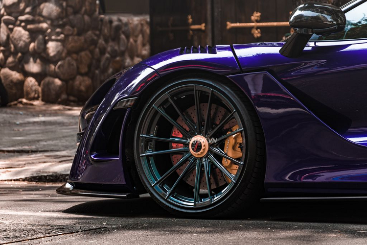 Chưa hết, hệ thống ống xả của xe cũng được "lên đời" với bộ ống xả dòng Signature cao cấp của Frequency Intelligent Exhaust, toàn bộ hệ thống được làm từ từ titanium và phủ màu vàng nhám. Bộ mâm nguyên bản của McLaren 720S đã được thay bằng la-zăng đa chấu của Vossen với kích thước 20 inch ở phía trước và 21 inch ở phía sau.