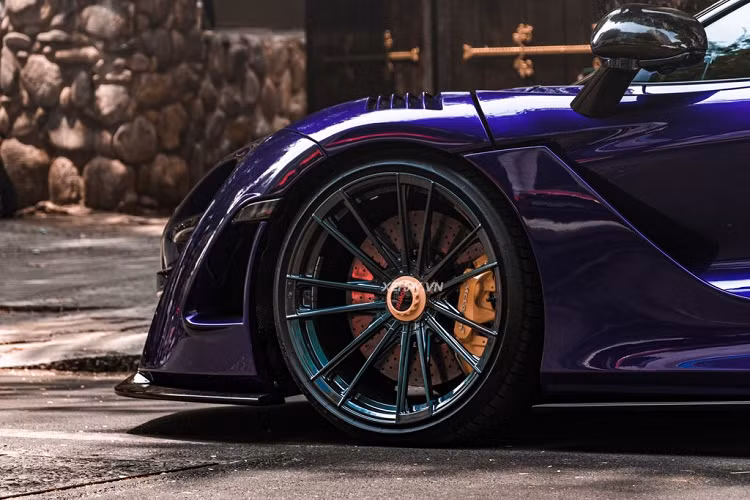 Chưa hết, hệ thống ống xả của xe cũng được "lên đời" với bộ ống xả dòng Signature cao cấp của Frequency Intelligent Exhaust, toàn bộ hệ thống được làm từ từ titanium và phủ màu vàng nhám. Bộ mâm nguyên bản của McLaren 720S đã được thay bằng la-zăng đa chấu của Vossen với kích thước 20 inch ở phía trước và 21 inch ở phía sau.