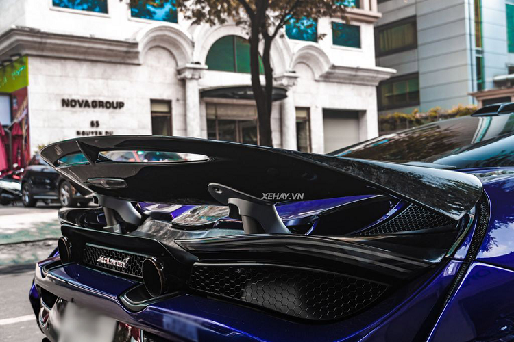 Đáng tiếc khối động cơ của chiếc McLaren 720S trong bài không có gì thay đổi, siêu xe nước Anh vẫn dùng cỗ máy tăng áp kép V8 4.0L sản sinh công suất 710 mã lực và mô men xoắn cực đại 770Nm, đi kèm hộp số SSG ly hợp kép, siêu xe chỉ cần 2,8 giây để bứt tốc từ 0 - 100 km/h trước khi cán tốc độ tối đa 341 km/h.