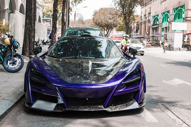 Có thể nói, McLaren 720S tại Việt Nam đã và đang trở thành xu thế. Số lượng xe đang lăn bánh tải dải đất hình chữ S tính đến nay đã có khoảng hơn 10 chiếc cả bản Coupe và Spider. Trong số đó, có không ít chiếc 720S "độc nhất" ví dụ như chiếc 720S Spider màu đỏ Memphis Red và chiếc 720S màu tím Lantana Purple trong bài.