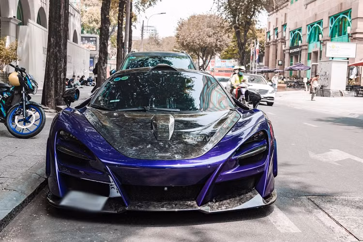 Có thể nói, McLaren 720S tại Việt Nam đã và đang trở thành xu thế. Số lượng xe đang lăn bánh tải dải đất hình chữ S tính đến nay đã có khoảng hơn 10 chiếc cả bản Coupe và Spider. Trong số đó, có không ít chiếc 720S "độc nhất" ví dụ như chiếc 720S Spider màu đỏ Memphis Red và chiếc 720S màu tím Lantana Purple trong bài.
