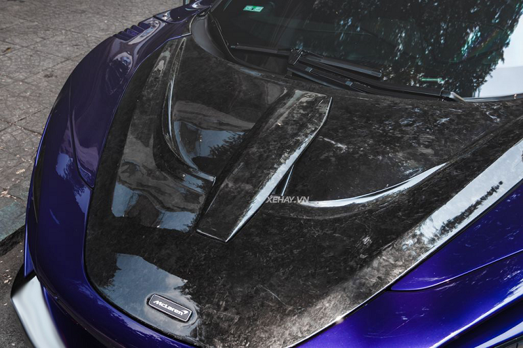 Ngoài ra, McLaren 720S trong bài cũng nhận được cản trước mới với hai hốc gió lớn, nắp ca-pô phong cách Senna, vòm bánh xe có thêm khe gió và mui xe được bổ sung một ống dẫn khí. Cánh gió sau chủ động mới thiết kế hai tầng riêng biệt và bộ khuếch tán gió mớ, giúp 720S được cải thiện tính khí động học rất nhiều.