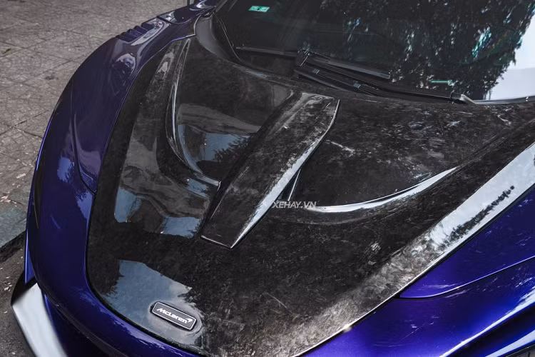 Ngoài ra, McLaren 720S trong bài cũng nhận được cản trước mới với hai hốc gió lớn, nắp ca-pô phong cách Senna, vòm bánh xe có thêm khe gió và mui xe được bổ sung một ống dẫn khí. Cánh gió sau chủ động mới thiết kế hai tầng riêng biệt và bộ khuếch tán gió mớ, giúp 720S được cải thiện tính khí động học rất nhiều.