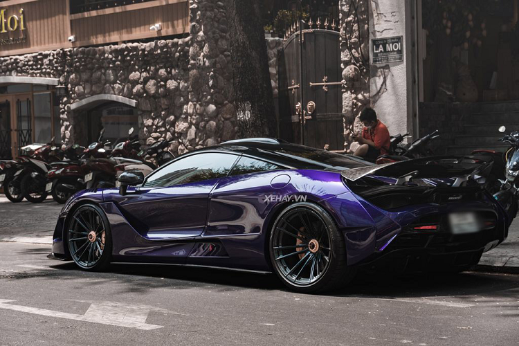 Phần thân vỏ mới được làm bằng carbon, vừa tăng tính thẩm mỹ vừa giảm khối lượng cho xe. Sau khi hoàn thiện, thân xe sẽ rộng hơn đến 30 mm ở vòm bánh trước và lên đến 65 mm ở vòng bánh sau.