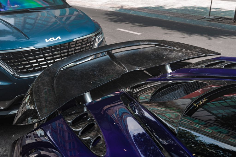 Và chủ nhân của siêu phẩm nước Anh dường như chưa hài lòng với màu sơn đặc biệt này nên đã chi khoản tiền khủng để nâng cấp McLaren 720S với gói độ N-Largo của Novitec.