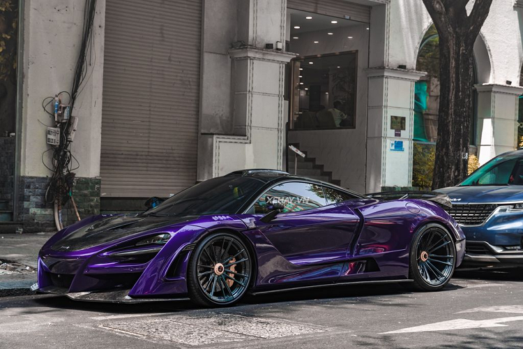Được biết khi mới về Việt Nam, mức giá xe McLaren 720S khoảng hơn 20 tỷ đồng. Ngoài ra, màu sơn tím Lantana Purple của McLaren 720S này thuộc danh sách cá nhân hóa của chi nhánh MSO (McLaren Special Operation) và có giá lên tới 9.400 USD (khoảng 221 triệu đồng).