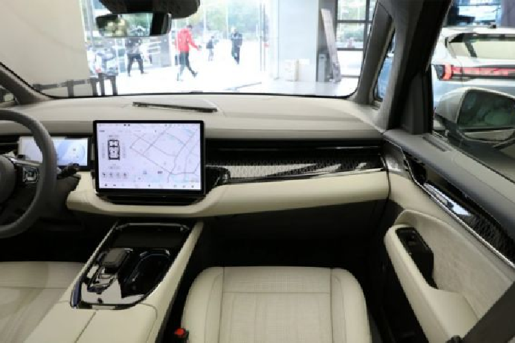 "Đây là lần đầu tiên tôi thấy cột A của một chiếc xe cứng đến như thế", một cư dân mạng Trung Quốc viết. “Tôi chắc chắn sẽ mua chiếc xe này, nó có thể cứu mạng tôi trong những giây phút nguy hiểm nhất” một bình luận khác cho biết.