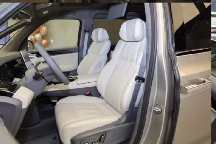 Sở hữu hàng loạt công nghệ hiện đại, do đó, mức giá xe Zeekr 009 điện cũng bán ra không hề rẻ. Ở Trung Quốc, xe được định vị ngang tầm Toyota Alphald với giá niêm yết dao động từ 499.000 - 588.000 nhân dân tệ (khoảng 1,53 - 2 tỷ đồng).