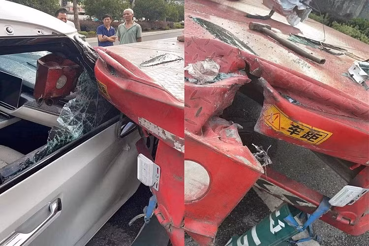 Tuy nhiên, điều đáng ngạc nhiên là cột A của chiếc xe MPV điện Zeekr 009 lại gần như không hề bị tổn hại, dù cho đây là nơi hấp thụ nhiều lực va chạm nhất. Điều này chứng tỏ bộ khung thân xe của chiếc MPV được làm cực kỳ chắc chắn. Ra mắt vào tháng 11/2022, Zeekr 009 là mẫu MPV thuần điện hạng sang thuộc tập đoàn Geely – đơn vị cũng đồng thời sở hữu thương hiệu Volvo.