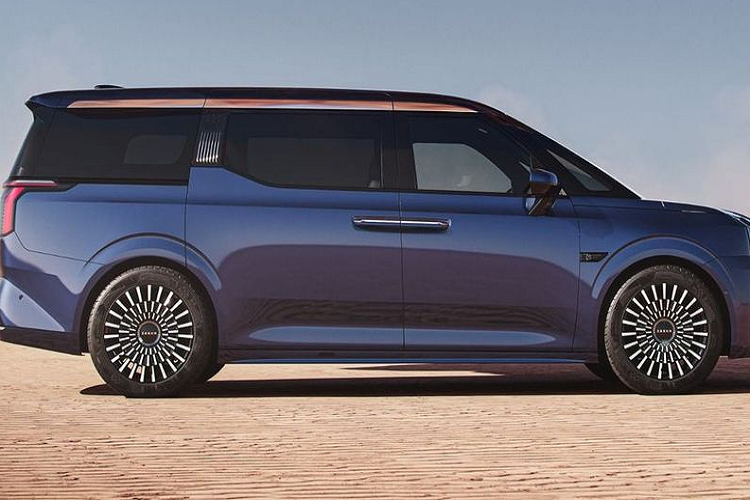 Một số tính năng nổi bật có thể kể đến như cảnh báo va chạm khi mở cửa, đỗ xe tự động, giảm thiểu va chạm phía sau, cảnh báo chuyển làn đường, hỗ trợ chuyển làn đường tự động, cảnh báo vi phạm tốc độ, phanh khẩn cấp tự động khi lùi ở tốc độ thấp và nhận biết biển báo giao thông. Bên cạnh các công nghệ an toàn, Zeekr 009 còn sở hữu bộ khung xe có độ cứng xoắn gấp 3 lần MPV truyền thống.