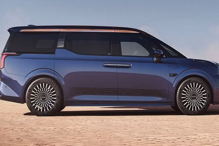 Một số tính năng nổi bật có thể kể đến như cảnh báo va chạm khi mở cửa, đỗ xe tự động, giảm thiểu va chạm phía sau, cảnh báo chuyển làn đường, hỗ trợ chuyển làn đường tự động, cảnh báo vi phạm tốc độ, phanh khẩn cấp tự động khi lùi ở tốc độ thấp và nhận biết biển báo giao thông. Bên cạnh các công nghệ an toàn, Zeekr 009 còn sở hữu bộ khung xe có độ cứng xoắn gấp 3 lần MPV truyền thống.