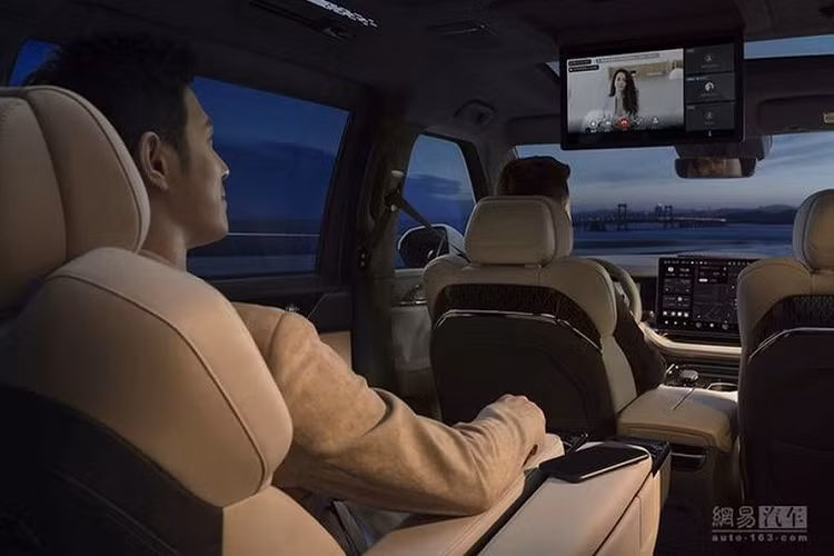 Toàn bộ phần khung cột của xe được làm từ thép siêu gia cường 2000Mpa. Do đó, trong trường hợp tai nạn kể trên, cột A của chiếc Zeekr 009 đã “chiến thắng” dễ dàng phần thép khung rơ-moóc của chiếc xe đầu kéo. Sau khi những hình ảnh về vụ tai nạn được đăng tải, nhiều người đã tỏ ra ngạc nhiên về độ an toàn của Zeekr 009.