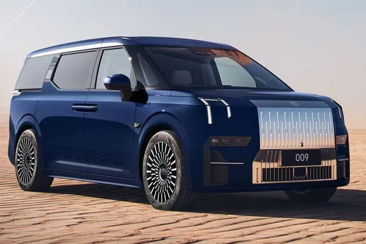 Khi công bố Zeekr 009, Geely giới thiệu đây là một trong những mẫu MPV an toàn nhất thế giới với 30 công nghệ hỗ trợ lái mặc định có được nhờ 12 radar sóng siêu âm tầm ngắn, một radar sóng tầm xa, 4 camera toàn cảnh 2MP và 7 camera HD 8MP.