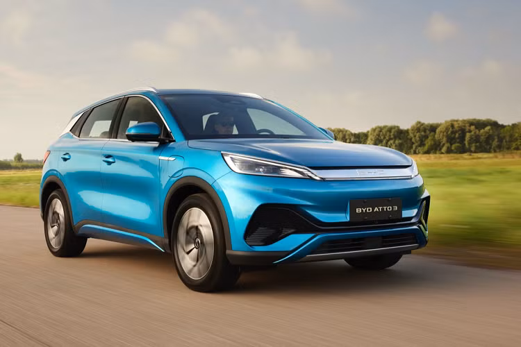 Hiện tại, BYD chỉ có một số đối thủ cạnh tranh trên thị trường xe điện thuần túy ở Israel, trong khi hơn 90% xe bán ra tại quốc gia này vẫn là xe chạy bằng xăng. Đối thủ cạnh tranh chính của BYD là xe ICE (động cơ đốt trong) của các nhà sản xuất ô tô Nhật Bản và Hàn Quốc.