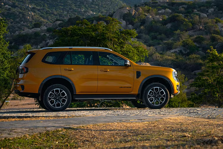 Sức mạnh của Everest Wildtrak 2023 là động cơ dầu Bi-Turbo dung tích 2.0L, công suất 210 mã lực tại 3.750 vòng/phút và mô-men xoắn 500 Nm tại 1.750-2.000 vòng/phút. Hộp số tự động 10 cấp và hệ dẫn động bốn bánh.