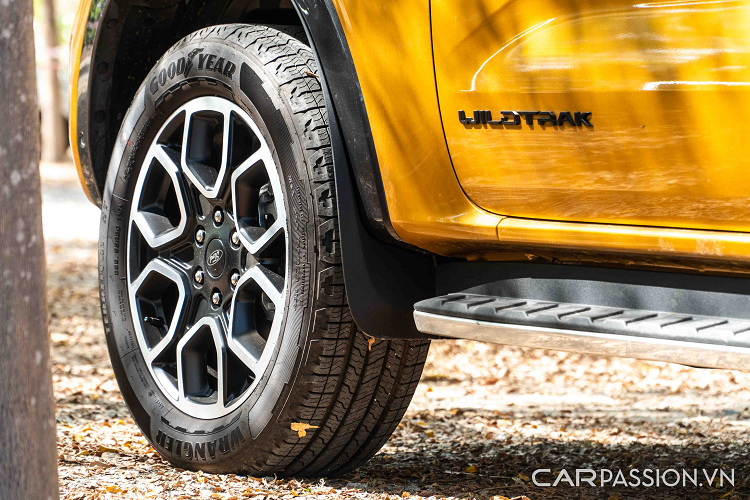 Bộ mâm hợp kim mới cũng được sơn màu xám có kích thước 20 inch. Bệ bước chân được làm từ hợp kim cho độ cứng vững và cân bằng khi nhìn ngang Ford Everest Wildtrak 2023. Đặc biệt logo WildTrak cũng xuất hiện nhiều trên xe từ nắp capo, cửa trước, cửa cốp và nội thất xe.