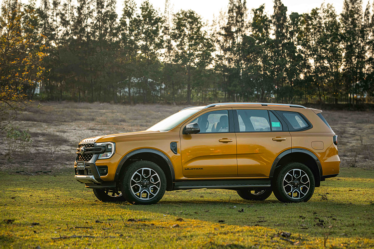 Ford Everest Wildtrak 2023 ra mắt từ cuối tháng 3 nhưng vẫn chưa được trưng bày tại các đại lý thuộc hệ thống Ford Việt Nam. Mức giá dự kiến cho phiên bản sơn đen từ 1,499 tỷ đồng và với các màu khác như trắng, cam, vàng có mức giá từ 1,506 tỷ đồng.