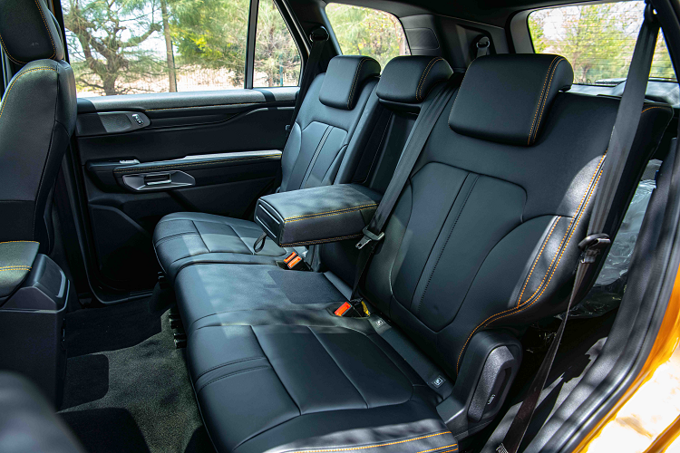 Everest Wildtrak 2023 có 6 chế độ lái gồm: Thông thường (Normal), Tiết kiệm (Eco), Kéo/tải nặng (Tow/Haul), Trơn trượt (Slippery), Bùn lầy/ Rãnh sâu (Mud &amp; Rut) và Cát (Sand).