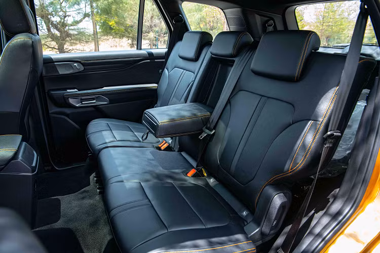 Everest Wildtrak 2023 có 6 chế độ lái gồm: Thông thường (Normal), Tiết kiệm (Eco), Kéo/tải nặng (Tow/Haul), Trơn trượt (Slippery), Bùn lầy/ Rãnh sâu (Mud &amp; Rut) và Cát (Sand).