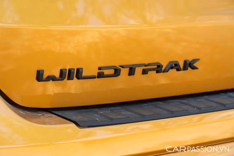 Nội thất Ford Everest Wildtrak 2023 không khác biệt nhiều so với các phiên bản khác, nổi bật vẫn là logo Wildtrak được thêu màu cam Cyber. Toàn bộ ghế được bọc da cao cấp cùng với đường chỉ khâu tương phản. Để tô điểm thêm nội thất, Ford Everest Wildtrak còn có các chi tiết màu cam ở táp-lô, táp-pi cửa cũng như bảng điều khiển kỹ thuật số, cần số điện tử.