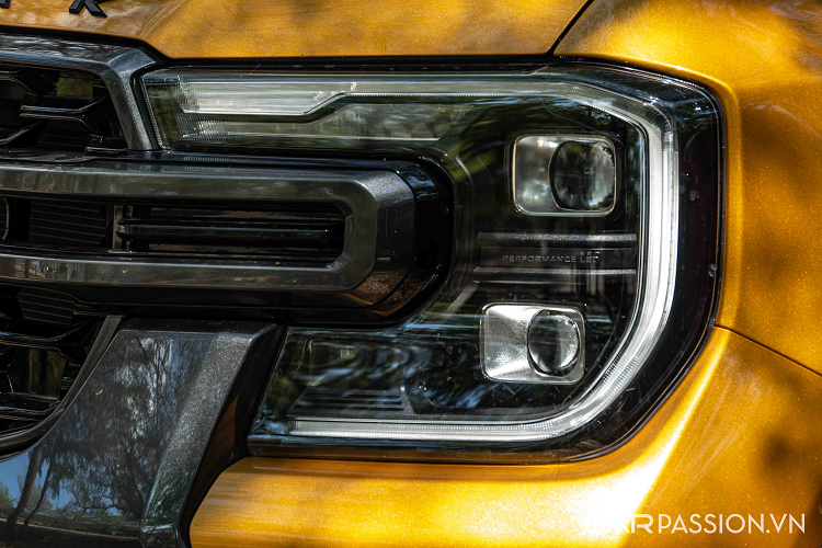 Điểm khác biệt của mẫu xe SUV Ford Everest Wildtrak là cụm lưới tản nhiệt và cản trước được tinh chỉnh lại. Tông màu xám Bolder được thực hiện ở các chi tiết như cản trước, viền lưới tản nhiệt, nẹp ốp hốc bánh xe, ốp gương... Everest Wildtrak trang bị hệ thống đèn pha công nghệ LED ma trận với tính năng đèn pha chống chói.