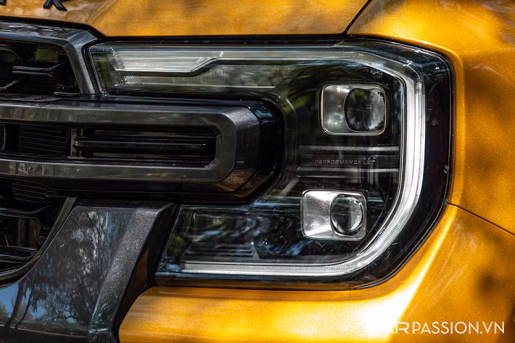 Điểm khác biệt của mẫu xe SUV Ford Everest Wildtrak là cụm lưới tản nhiệt và cản trước được tinh chỉnh lại. Tông màu xám Bolder được thực hiện ở các chi tiết như cản trước, viền lưới tản nhiệt, nẹp ốp hốc bánh xe, ốp gương... Everest Wildtrak trang bị hệ thống đèn pha công nghệ LED ma trận với tính năng đèn pha chống chói.