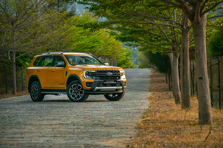 Ngoài ra, xe còn sở hữu hệ thống hỗ trợ người lái như cảnh báo điểm mù (cảnh báo phương tiện cắt ngang và hỗ trợ phanh xe), hỗ trợ đỗ xe tự động 2.0, kiểm soát hành trình thích ứng với tính năng dừng và đi, giữ làn đường, cảnh báo lệch làn đường và camera 360 độ.