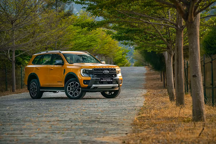 Ngoài ra, xe còn sở hữu hệ thống hỗ trợ người lái như cảnh báo điểm mù (cảnh báo phương tiện cắt ngang và hỗ trợ phanh xe), hỗ trợ đỗ xe tự động 2.0, kiểm soát hành trình thích ứng với tính năng dừng và đi, giữ làn đường, cảnh báo lệch làn đường và camera 360 độ.