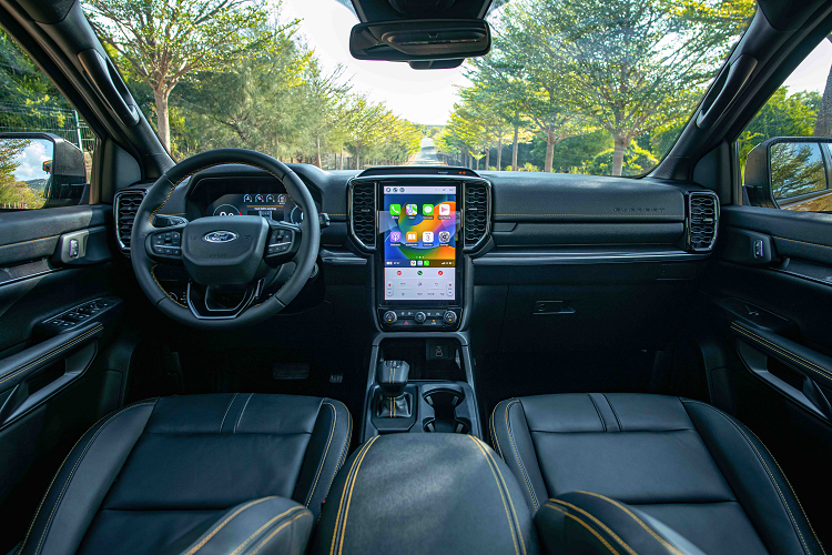 Màn hình sau vô lăng dạng kỹ thuật số kích thước 12,4 inch và màn hình giải trí SYNC 4A kích thước 12 inch đặt dọc có khả năng kết nối Apple CarPlay và Android Auto không dây. Hai hàng ghế trước chỉnh điện, riêng ghế phụ chỉnh điện 8 hướng.