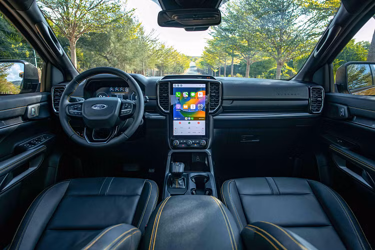 Màn hình sau vô lăng dạng kỹ thuật số kích thước 12,4 inch và màn hình giải trí SYNC 4A kích thước 12 inch đặt dọc có khả năng kết nối Apple CarPlay và Android Auto không dây. Hai hàng ghế trước chỉnh điện, riêng ghế phụ chỉnh điện 8 hướng.