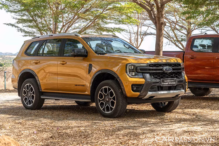 Trong phân khúc SUV và Crossover cỡ trung 7 chỗ tại Việt Nam, Ford Everest có thể nói là mẫu xe thừa sức cạnh tranh với những mẫu xe đến từ Hàn Quốc như Kia Sorento, Hyundai Santa Fe. Kể từ khi Ford ra mắt Everest 2023 mới, mẫu SUV 7 chỗ này đã trở thành mẫu xe đối trọng với Toyota Fortuner.