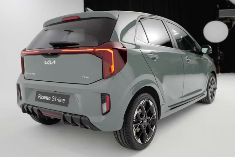 Kia Morning 2024 giá rẻ có thiết kế ngoại thất được làm mới lại toàn bộ với điểm nhấn là cụm đèn pha LED đặt dọc, lấy cảm hứng từ nhiều mẫu xe đàn anh như EV9 hay Sorento mới. Lưới tản nhiệt lớn hơn ở phía dưới, cùng với thanh mạ chrome nối liền hai cụm đèn trước.