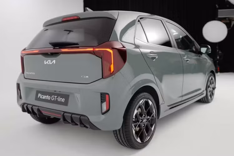 Kia Morning 2024 giá rẻ có thiết kế ngoại thất được làm mới lại toàn bộ với điểm nhấn là cụm đèn pha LED đặt dọc, lấy cảm hứng từ nhiều mẫu xe đàn anh như EV9 hay Sorento mới. Lưới tản nhiệt lớn hơn ở phía dưới, cùng với thanh mạ chrome nối liền hai cụm đèn trước.