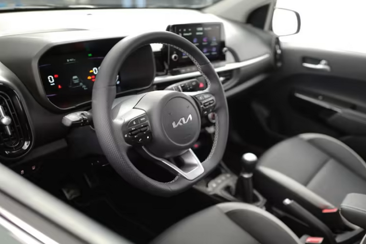 Ở phía sau, Kia Morning mới có cụm đèn hậu dạng dọc với dải đèn LED chạy dài từ bên trái nối liền sang bên phải của cốp xe. Thiết kế này cũng khá tương đồng với Kia Seltos 2023 vừa ra mắt cách đây không lâu. 