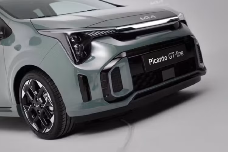 Hiện chưa có nhiều thông tin về không gian nội thất của Kia Morning 2024, nhưng trang Drive của Úc cho rằng các cụm điều khiển sẽ được làm mới. Cùng với đó, cụm đồng hồ tích hợp màn hình đa thông tin 4,2 inch và màn hình giải trí trung tâm vẫn 8 inch nhưng mang giao diện mới.