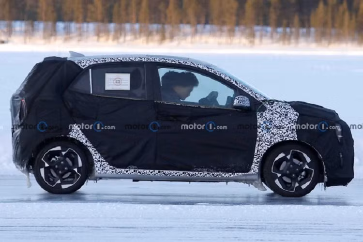 Trong khi đó, New Morning là phiên bản facelift đầu tiên của thế hệ thứ 3, đi kèm mức giá 369-439 triệu đồng. Trong phân khúc xe hạng A tại nước ta, xe cạnh tranh với Hyundai Grand i10 và Toyota Wigo.