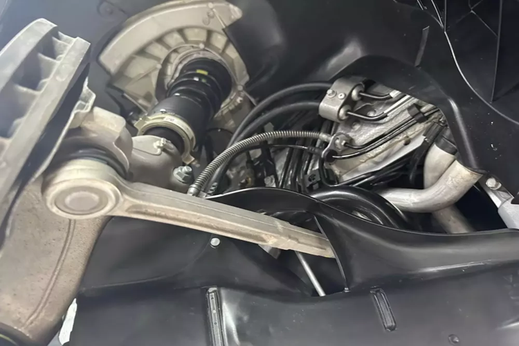 Khá thú vị là trước tin đồn tiền bảo dưỡng Porsche 911 Dakar lên đến trăm triệu đồng, tay chơi xe này đã nhanh chóng đính chính, và cách tốt nhất là đăng hóa đơn bảo dưỡng xe, khi xem hết các mục, nhiều người đã không khỏi bất ngờ với con số cuối.