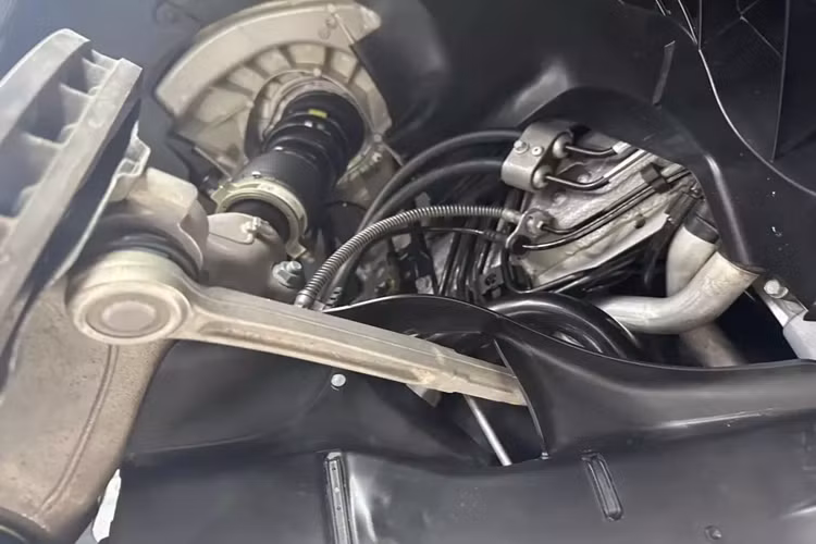 Khá thú vị là trước tin đồn tiền bảo dưỡng Porsche 911 Dakar lên đến trăm triệu đồng, tay chơi xe này đã nhanh chóng đính chính, và cách tốt nhất là đăng hóa đơn bảo dưỡng xe, khi xem hết các mục, nhiều người đã không khỏi bất ngờ với con số cuối.