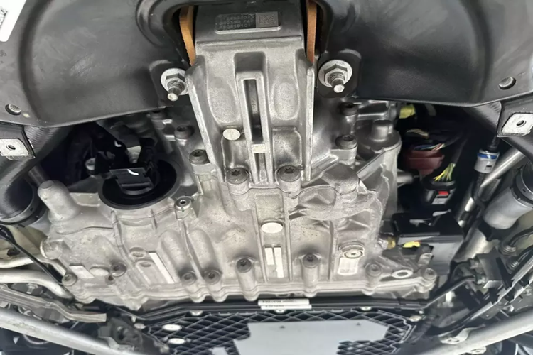 Tổng chi phí bảo dưỡng cho chiếc xe thể thao giới hạn Porsche 911 Dakar này chỉ bằng 1 chiếc xe máy Honda Wave Alpha mới tinh, cụ thể, số tiền sau cùng cho việc kiểm tra và thay phụ tùng của xe Porsche 911 Dakar đầu tiên về Việt Nam là 17,550 triệu đồng, chưa bao gồm VAT.