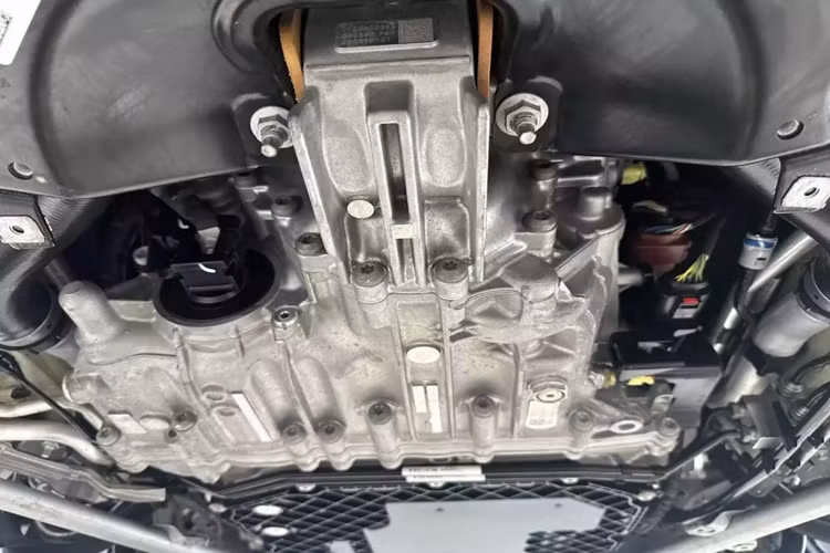 Tổng chi phí bảo dưỡng cho chiếc xe thể thao giới hạn Porsche 911 Dakar này chỉ bằng 1 chiếc xe máy Honda Wave Alpha mới tinh, cụ thể, số tiền sau cùng cho việc kiểm tra và thay phụ tùng của xe Porsche 911 Dakar đầu tiên về Việt Nam là 17,550 triệu đồng, chưa bao gồm VAT.