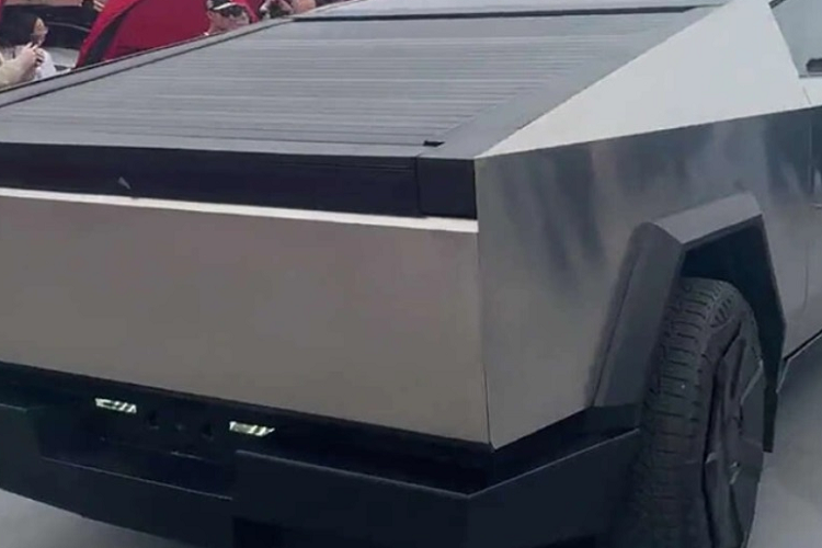 Cả 4 phiên bản đều có sức tải 1.600kg, nhưng sức kéo từ 3,4 tấn đến 6,8 tấn tùy công suất. Theo đó, xe sẽ sớm được sản xuất đại trà vào cuối năm nay. Dù giá xe Tesla Cybertruck chưa được tiết lộ nhưng hãng đã sớm nhận cọc 100 USD (khoảng 2,3 triệu đồng).