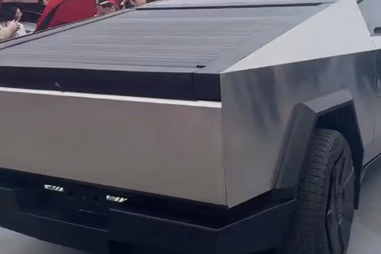 Cả 4 phiên bản đều có sức tải 1.600kg, nhưng sức kéo từ 3,4 tấn đến 6,8 tấn tùy công suất. Theo đó, xe sẽ sớm được sản xuất đại trà vào cuối năm nay. Dù giá xe Tesla Cybertruck chưa được tiết lộ nhưng hãng đã sớm nhận cọc 100 USD (khoảng 2,3 triệu đồng).