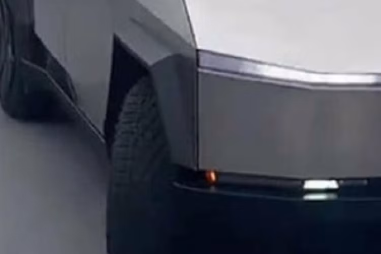 Ở lần xuất hiện này, Cybertruck có một cổng sạc được ẩn dưới vòm chắn bùn bánh sau. Trong khi đó, ở bản prototype, cổng sạc vẫn nằm trên thân xe, sát vị trí vòm chắn bùn bánh xe. Phần thùng sau của xe được trang bị các ổ cắm điện như những mẫu bán tải điện bình thường khác. Cybertruck vốn được nhấn mạnh vào khả năng off-road, vì thế thực tế sử dụng sẽ thường là những địa hình khó và nhiều bụi đất.