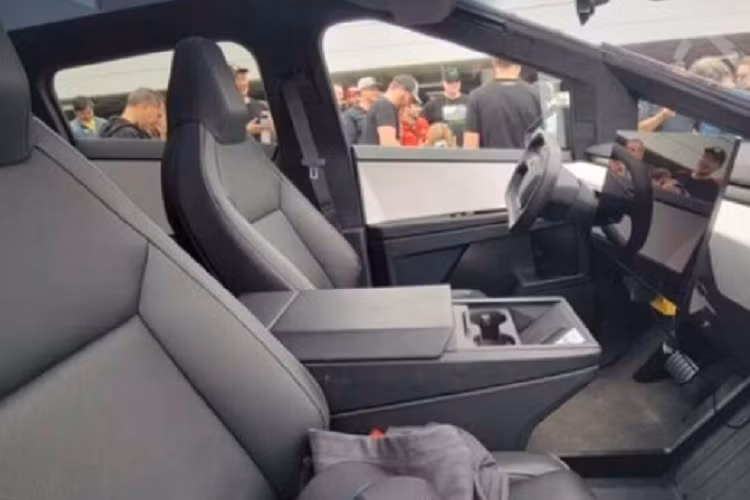 Về ngoại thất, Tesla Cybertruck bản thương mại vẫn mang dáng dấp góc cạnh và độc lạ như bản concept trước đó. Nhưng xe đã được tinh chỉnh khá nhiều để có thể chạy ngoài đường. Xe có một số điểm đáng chú ý là hàng loạt camera từ cột B, chắn bùn, ba-đờ-sốc, cũng như cần gạt nước to và dài, nằm thẳng đứng ở rìa kính chắn gió thay vì nằm ngang phía dưới cùng.