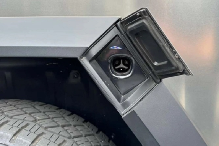 Cổng sạc nằm ngay ở chắn bùn khiến khu vực này có thể bị tác động xấu từ địa hình và bụi bẩn. Theo nhiều đồn đoán, bán tải điện Tesla Cybertruck sẽ được bán ra với 4 phiên bản.Thứ nhất là bản Single Motor RWD sử dụng một mô-tơ điện, cho khả năng tăng tốc từ 0-96 km/h trong khoảng 6,5 giây và tốc độ tối đa 175 km/h. Bản này sẽ có phạm vi hoạt động lên đến 400 km sau một lần sạc đầy.