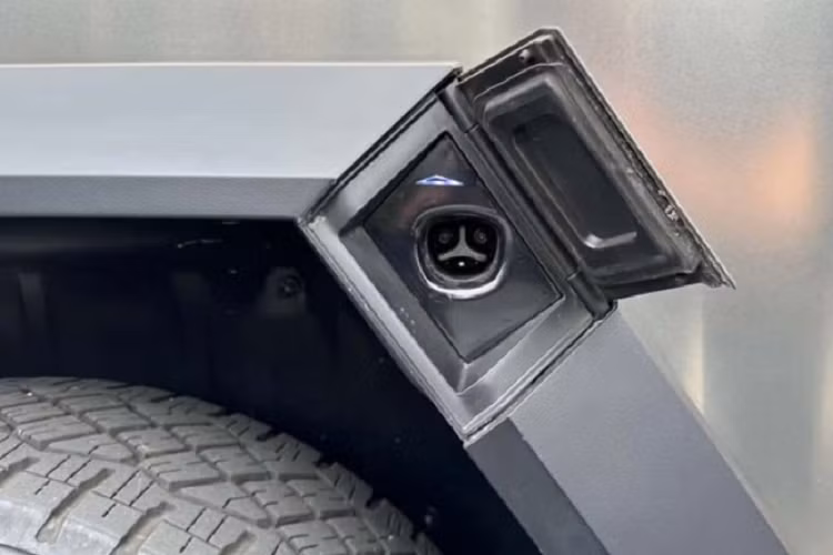 Cổng sạc nằm ngay ở chắn bùn khiến khu vực này có thể bị tác động xấu từ địa hình và bụi bẩn. Theo nhiều đồn đoán, bán tải điện Tesla Cybertruck sẽ được bán ra với 4 phiên bản.Thứ nhất là bản Single Motor RWD sử dụng một mô-tơ điện, cho khả năng tăng tốc từ 0-96 km/h trong khoảng 6,5 giây và tốc độ tối đa 175 km/h. Bản này sẽ có phạm vi hoạt động lên đến 400 km sau một lần sạc đầy.